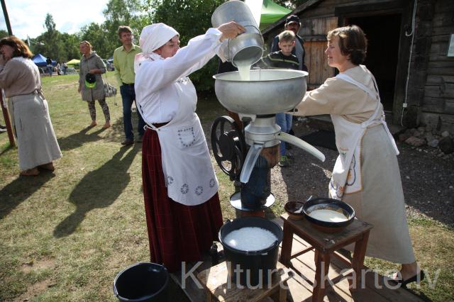 Piena seperēšana Pļaujas svētkos